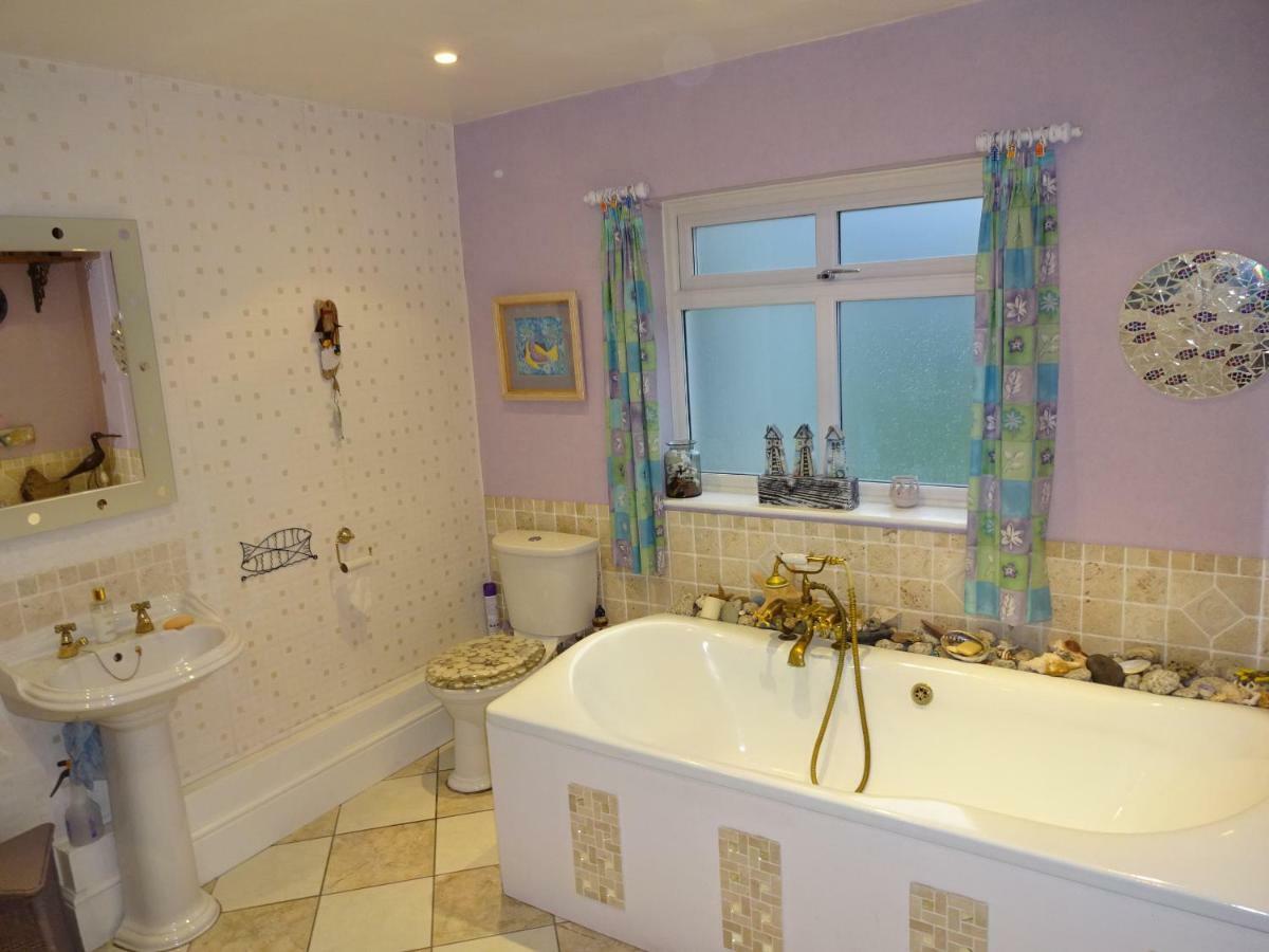 Victorian Gate House Own Bathroom *